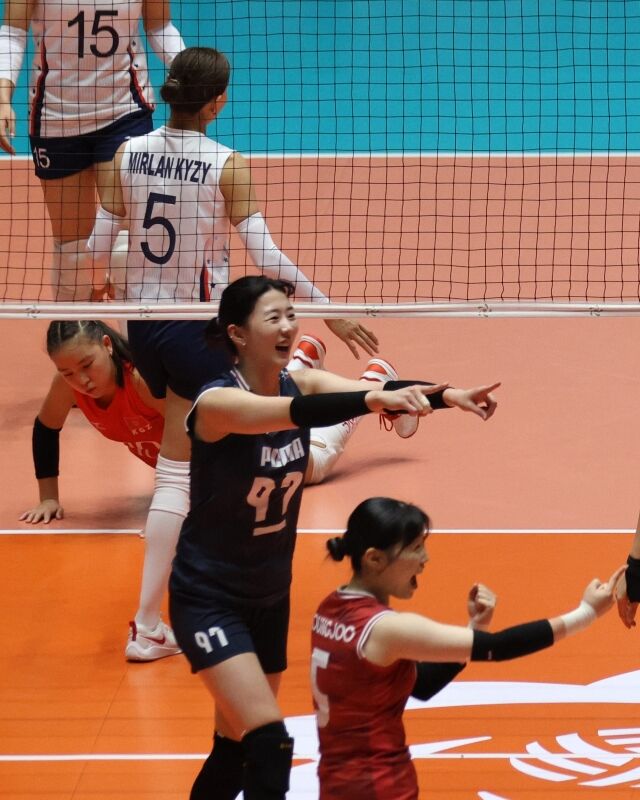한국 여자배구 대표팀의 주장인 강소휘가 6일 필리핀 캔돈시티 아레나에서 열린 키르기스스탄전에서 환호하고 있다./AVC 제공