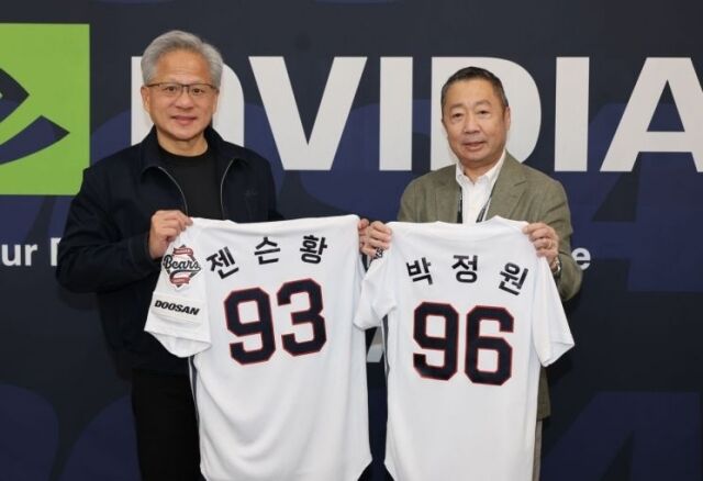 박정원 두산그룹 회장(오른쪽)과 젠슨 황 엔비디아 최고경영자(CEO)가 지난 7일 서울 잠실야구장에서 유니폼을 교환한 뒤 기념촬영을 하고 있다. /두산그룹