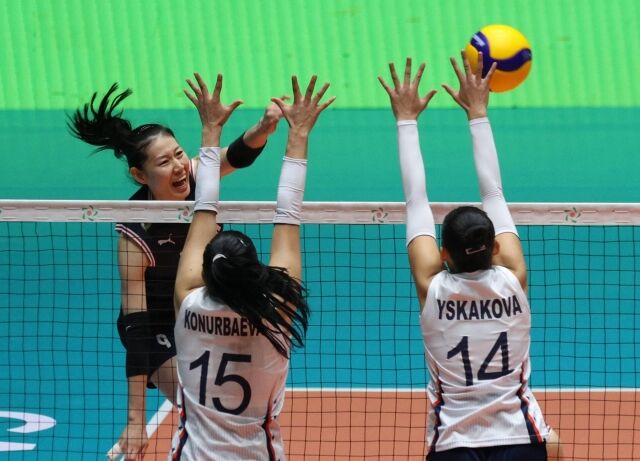 한국여자배구대표팀에서 아포짓으로 뛰고 있는 나현수가 6일(현지시각) 필리핀에서 열린 2026 AVC컵대회 A조 조별리그 1차전 키르키스탄과 경기 도중 스파이크를 시도하고 있다./아시아배구연맹(AVC)
