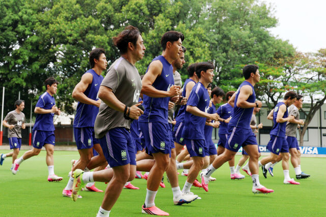 축구 국가대표팀 선수들이 7일(현지 시간) 2026 국제축구연맹(FIFA) 북중미월드컵이 열리는 멕시코 과달라하라 인근 사포판에 위치한 베이스캠프 훈련장 치바스 바예 베르데에서 훈련하고 있다. /뉴시스