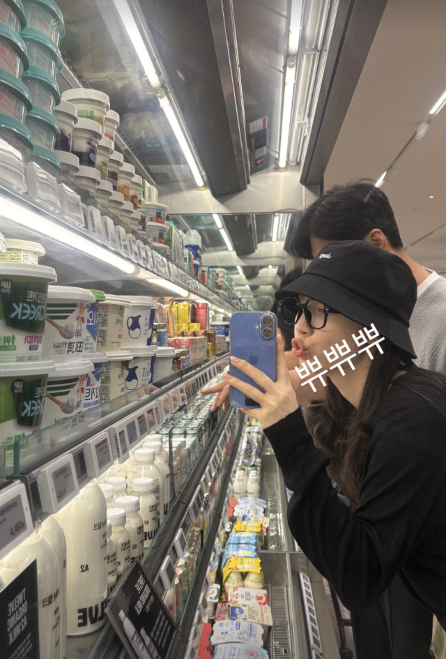 류화영이 결혼을 앞두고 예비 신랑과의 달달한 일상을 공개했다. / 류화영 SNS