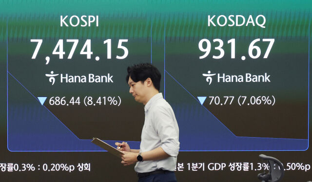 8일 서울 중구 하나은행 딜링룸에서 딜러들이 업무를 보고 있다. /뉴시스