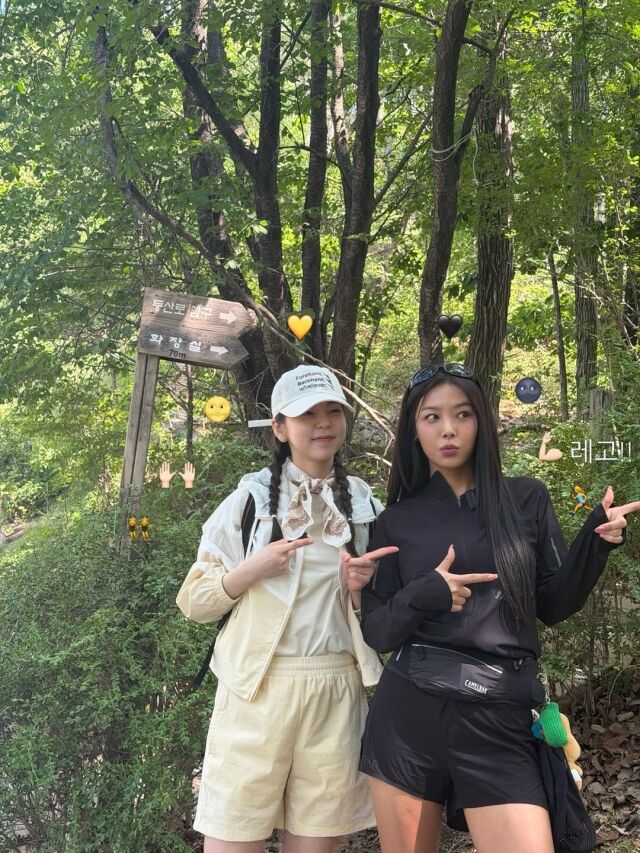안소희가 유빈과 함께한 관악산 등반 근황을 공개하며 건강미 넘치는 매력을 뽐냈다. / 안소희 SNS