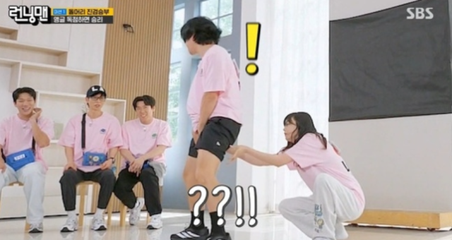 전소민이 하하와 카메라 앵글 차지하기 게임에서 하하의 바지를 내리려고 시도했다./SBS '런닝맨'