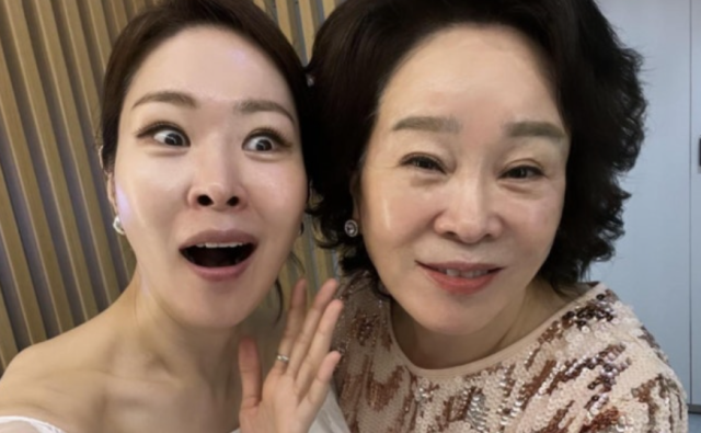 미자는 밀려드는 홈쇼핑 주문에 흥분을 감추지 못하는 듯 입과 눈을 커다랗게 벌린 채 유쾌한 표정을 짓고 있으며, 전성애는 온화하고 우아한 미소로 카메라를 응시하고 있다. /미자 소셜미디어