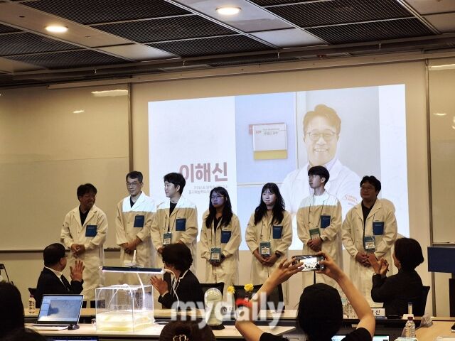 해양 미세조류 유래 PDRN 원료와 코아세르베이트 전달 기술을 개발한 이해신 석좌교수(맨 오른쪽)와 KAIST 연구진들이 인사를 하고 있다. /방금숙 기자