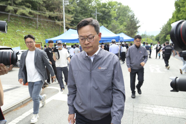 손재일 한화에어로스페이스 대표이사가 지난 1일 오후 대전 유성구 한화에어로스페이스 대전사업장 앞에서 폭발사고 관련 브리핑을 마치고 사업장 안으로 들어가고 있다. /뉴시스
