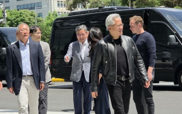 정의선 현대차그룹 회장(왼쪽)과 젠슨 황 엔비디아 최고경영자. /공동취재단