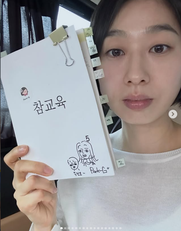 박지연은 지난 7일 개인 소셜미디어를 통해 "'참교육' 5화 우진 어머니로 참여했다"며 "의미 있는 이야기를 다루고 있는 작품이라 더 신중하게 작업에 임했다"라는 소회와 함께 "많은 관심 부탁드려요"라며 현장 비하인드 사진을 공유했다. /박지연 소셜미디어