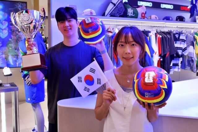 서울시 중구 소공동 롯데백화점 본점 7층 스포츠 매장에서 모델들이 2026 FIFA 북중미 월드컵 공식 굿즈를 홍보하고 있다. /롯데백화점