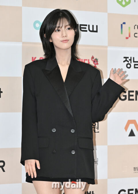 [MD포토] 신은수, '사랑스러운 손인사'
