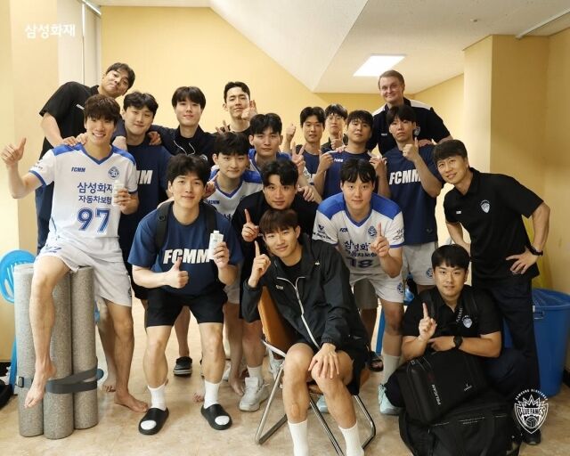 토미 틸리카이넨 감독이 이끄는 삼성화재가 8일 단양국민체육센터에서 열린 2026 한국실업배구연맹&프로배구 퓨처스 대회 조별리그 A조 첫 경기에서 한국전력을 만나 3-1 승리를 거둔 뒤 '승리 인증샷'을 촬영하고 있다./삼성화재 제공