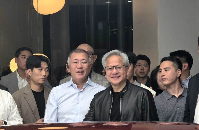 정의선 현대차그룹 회장(왼쪽)과 젠슨 황 엔비디아 최고경영자. /마이데일리DB