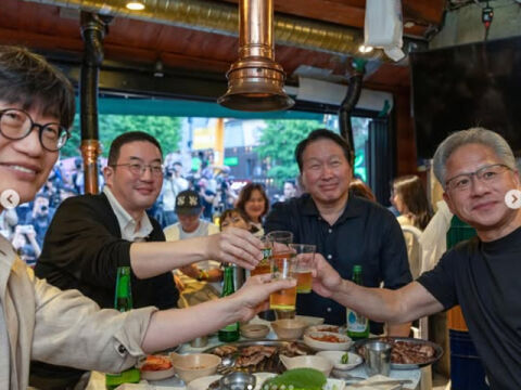 젠슨 황, 고깃집 테이블에 뭐라고 적었길래? 난리 난 상황&hellip;에픽하이 샤라웃까지?!