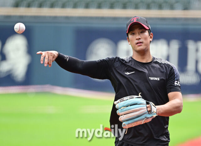 2026년 6월 9일 오후 서울 잠실구장에서 열린 '2026 신한 SOL KBO리그' SSG 랜더스와 LG 트윈스의 경기. LG 송찬의가 훈련을 준비하고 있다./마이데일리 DB