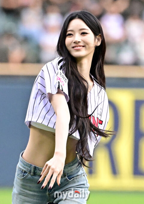 [MD포토] 미야오 안나 '예쁜 미소 시구'