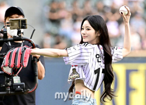 [MD포토] 미야오 안나 '야구장 밝힌 미모 시구'