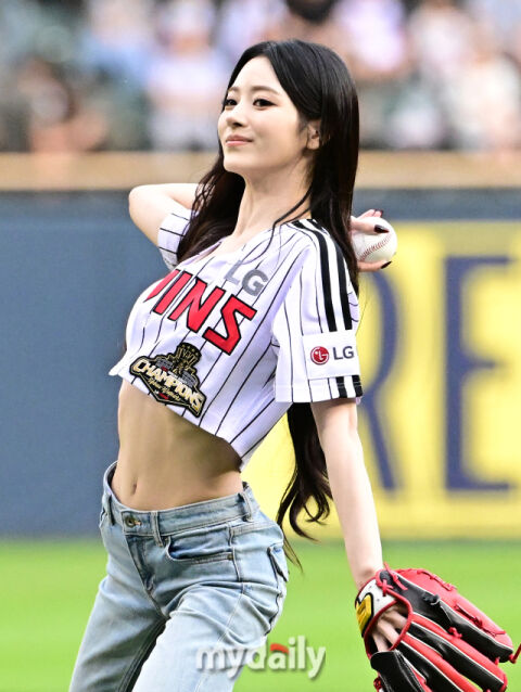 [MD포토] 미야오 안나 '웃으며 시구'