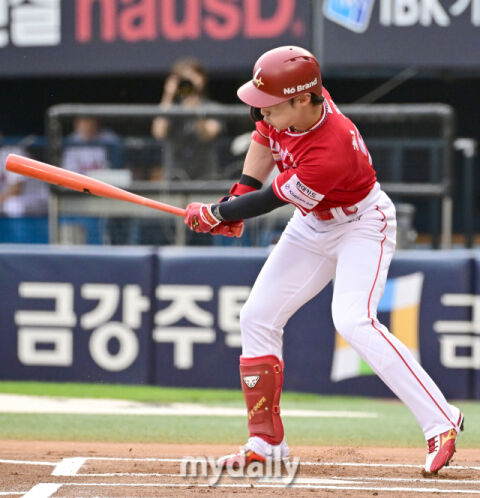 [MD포토] 최지훈 '골프 타격으로 안타'