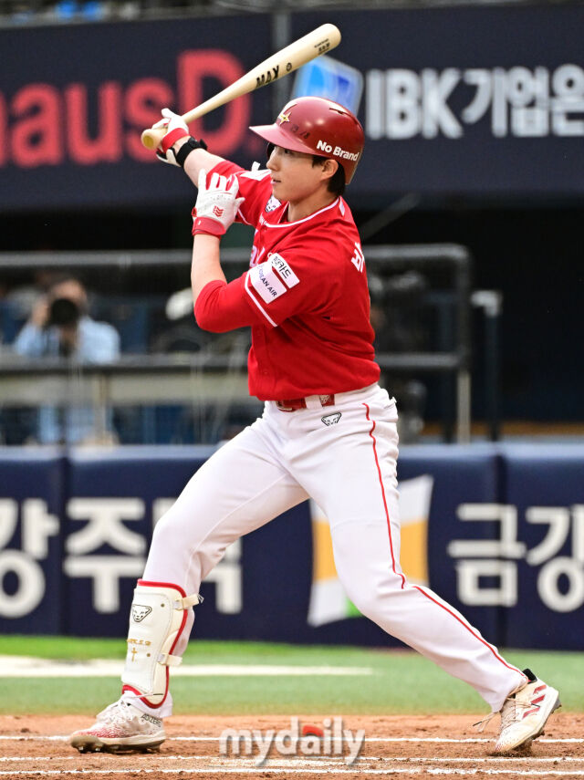 2026년 6월 9일 오후 서울 잠실구장에서 열린 '2026 신한 SOL KBO리그' SSG 랜더스와 LG 트윈스의 경기. SSG 박성한이 2회초 2사 1.2루서 1타점 적시타를 치고 있다./마이데일리