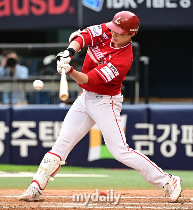 2026년 6월 9일 오후 서울 잠실구장에서 열린 '2026 신한 SOL KBO리그' SSG 랜더스와 LG 트윈스의 경기. SSG 박성한이 2회초 2사 1.2루서 1타점 적시타를 치고 있다./마이데일리