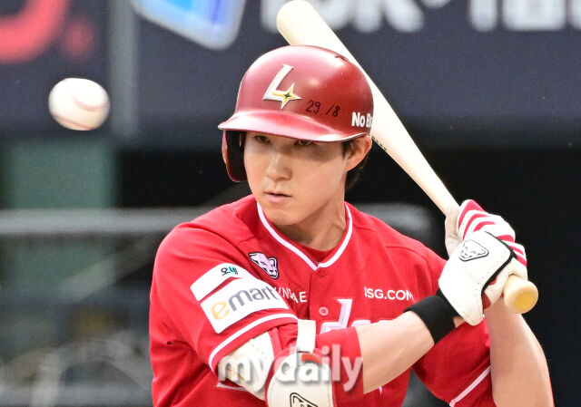 2026년 6월 9일 오후 서울 잠실구장에서 열린 '2026 신한 SOL KBO리그' SSG 랜더스와 LG 트윈스의 경기. SSG 박성한이 2회초 2사 1.2루서 투구를 지켜보고 있다./마이데일리