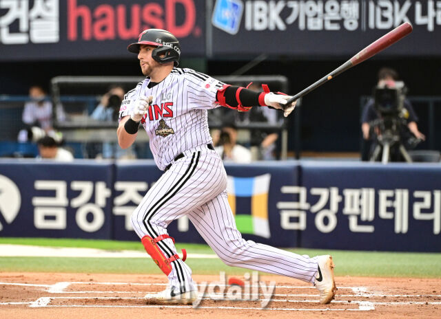 2026년 6월 9일 오후 서울 잠실구장에서 열린 '2026 신한 SOL KBO리그' SSG 랜더스와 LG 트윈스의 경기. LG 오스틴이 1회말 2사 후 타격하고 있다./마이데일리