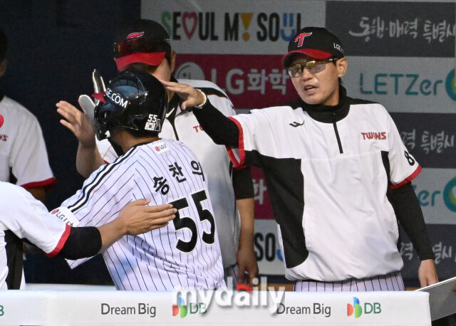 2026년 6월 9일 오후 서울 잠실구장에서 열린 '2026 신한 SOL KBO리그' SSG 랜더스와 LG 트윈스의 경기. LG 3루 주자 송찬의가 2회말 2사 만루서 박해민의 2타점 적시타 때 홈을 밟고 염경엽 감독의 축하를 받고 있다./마이데일리