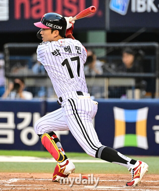 2026년 6월 9일 오후 서울 잠실구장에서 열린 '2026 신한 SOL KBO리그' SSG 랜더스와 LG 트윈스의 경기. LG 박해민이 2회말 2사 만루서 2타점 적시타를 치고 있다./마이데일리 DB