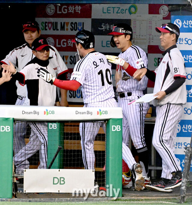 2026년 6월 9일 오후 서울 잠실구장에서 열린 '2026 신한 SOL KBO리그' SSG 랜더스와 LG 트윈스의 경기. LG 3루 주자 오지환이 2회말 1사 만루서 구본혁의 유격수 땅볼 때 홈을 밟고 염경엽 감독의 축하를 받고 있다./마이데일리