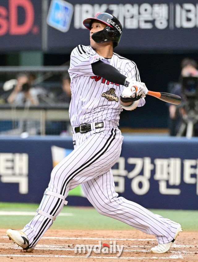 2026년 6월 9일 오후 서울 잠실구장에서 열린 '2026 신한 SOL KBO리그' SSG 랜더스와 LG 트윈스의 경기. LG 송찬의가 2회말 1사 1.2루서 파울 홈런을 치고 있다./잠실 = 송일섭 기자