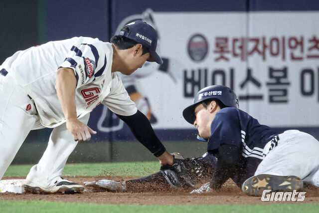 롯데 자이언츠 손호영이 9일 열린 두산 베어스와 홈 경기 도중 상대 주자에 태그를 시도하고 있다./롯데 자이언츠 제공