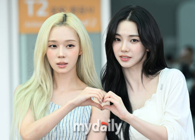 그룹 에스파 윈터(왼쪽), 카리나가 10일 인천국제공항을 통해 '2026 북중미 월드컵' 응원 차 멕시코로 출국했다./마이데일리