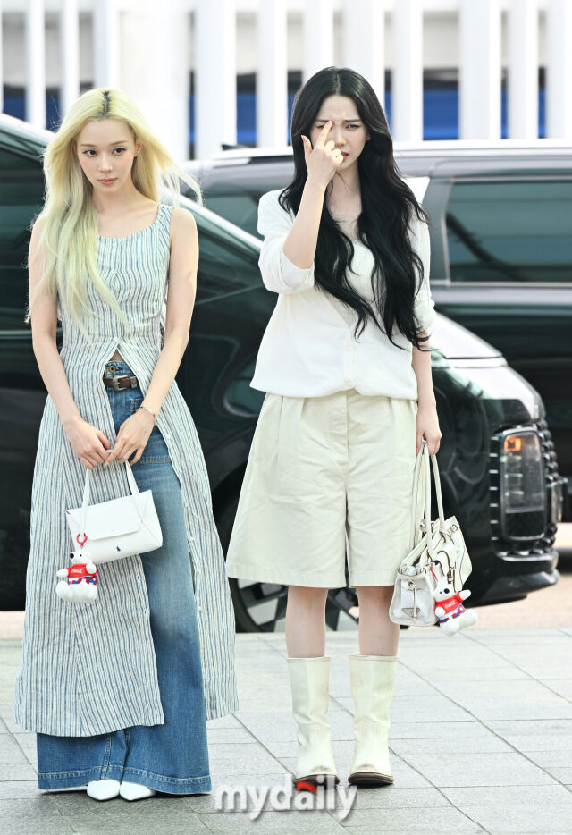 ▲ 손가락으로 이마를 가르키는 카리나.