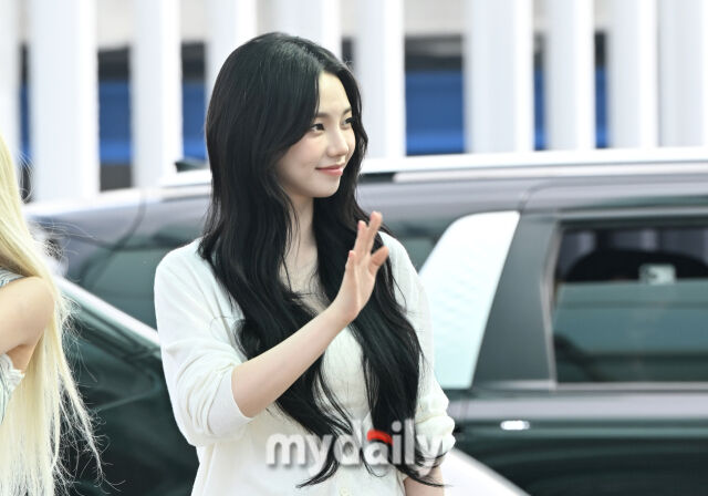 ▲ 이마가 알레르기에 부었지만 팬 환호를 듣고 인상만 쓸 수는 없죠. 미소 인사하는 카리나.