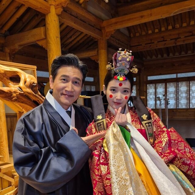 배우 조승연(왼쪽)과 가수 겸 배우 아이유가 혼례식 장면에서 화기애애한 모습을 보이고 있다. / 조승연 소셜미디어