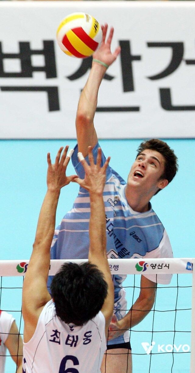 전 현대캐피탈 매튜 앤더슨은 불혹을 앞둔 나이에도 여전히 현역 선수로 코트에 나선다. 사진은 2009년 경남 양산시에서 열린 V-리그 컵대회 삼성화재전에서 스파이크를 시도하고 있는 앤더슨이다./한국배구연맹(KOVO) 제공