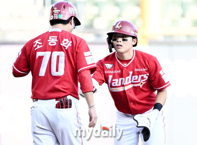 10일 오후 서울 잠실 야구장에서 진행된 '2026 프로야구 KBO리그' LG트윈스와 SSG랜더스의 경기. SSG 정준재가 1회초 무사 1루서 1타점 3루타를 친 뒤 환호하고 있다./잠실 = 송일섭 기자