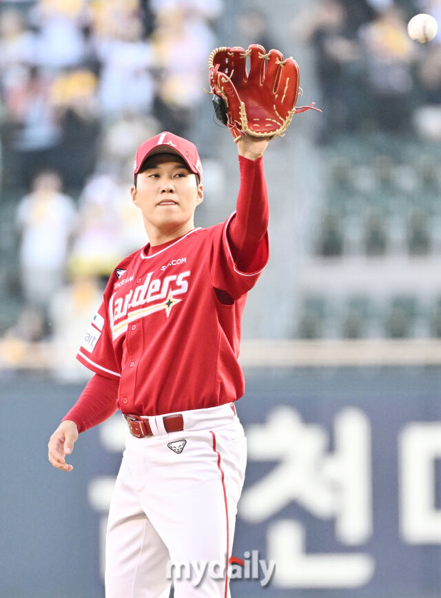 10일 오후 서울 잠실 야구장에서 진행된 '2026 프로야구 KBO리그' LG트윈스와 SSG랜더스의 경기. SSG 최민준이 선발등판 하고 있다./마이데일리