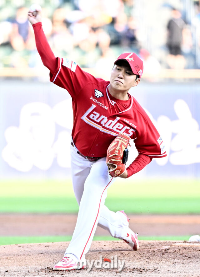 10일 오후 서울 잠실 야구장에서 진행된 '2026 프로야구 KBO리그' LG트윈스와 SSG랜더스의 경기. SSG 선발투수 최민준이 역투하고 있다./마이데일리