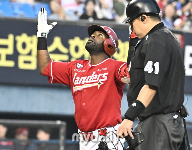 10일 오후 서울 잠실 야구장에서 진행된 '2026 프로야구 KBO리그' LG트윈스와 SSG랜더스의 경기. SSG 에레디아가 5회초 솔로홈런을 터뜨린 뒤 홈을 밟고 있다./잠실 = 송일섭 기자