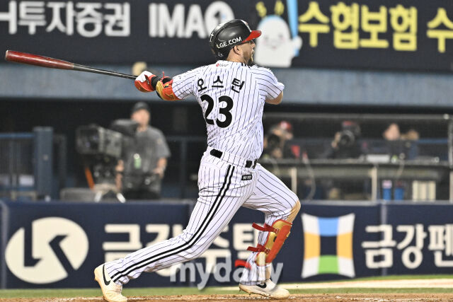 10일 오후 서울 잠실 야구장에서 진행된 '2026 프로야구 KBO리그' LG트윈스와 SSG랜더스의 경기. LG 오스틴이 5회말 1사 만루에서 만루홈런을 터뜨리고 있다./잠실 = 송일섭 기자