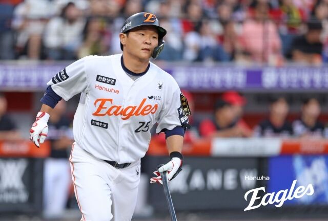 한화 이글스 김태연이 10일 대전한화생명볼파크에서 열린 KIA 타이거즈와의 홈 경기서 홈런을 치고 있다./한화 이글스 제공
