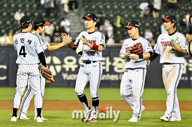 10일 오후 서울 잠실 야구장에서 진행된 '2026 프로야구 KBO리그' LG트윈스와 SSG랜더스의 경기. LG 선수들이 8-6으로 승리한 뒤 환호하고 있다./잠실 = 송일섭 기자