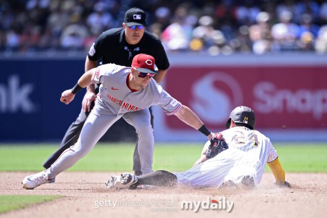 MLB 샌디에이고에서 뛰고 있는 송성문이 지난 11일 열린 신시내티와 홈 경기에서 2루 도루를 시도하고 있다./게티이미지코리아