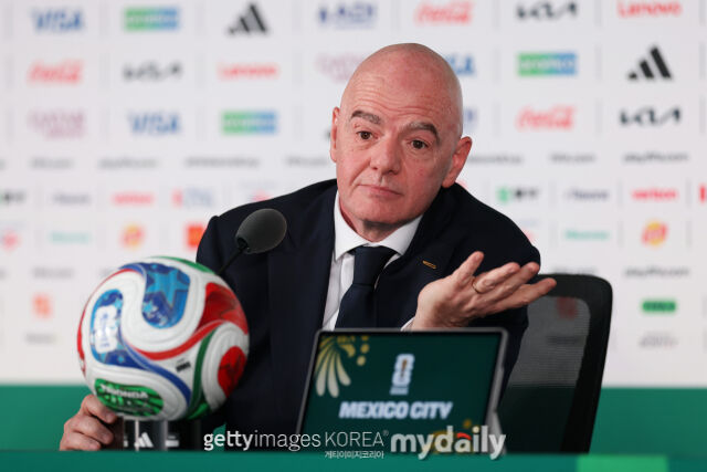 15일 타임즈 보도에 따르면 국제축구연맹(FIFA)이 공연을 위해 2026 북중미 월드컵 하프타임을 30분으로 늘릴 예정이다. 잔니 인판티노 FIFA 회장(왼쪽)./게티이미지코리아