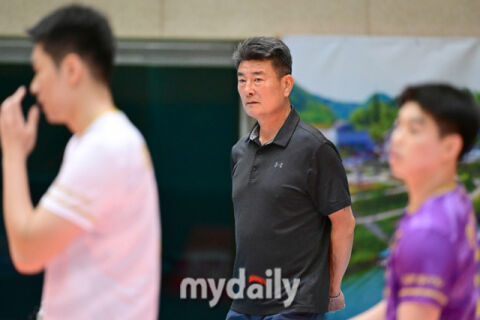 [MD포토] 박삼용 감독 '날카로운 눈빛'