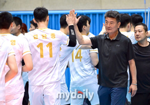 [MD포토] 박삼용 감독 '상무가 OK저축은행 꺽었다'