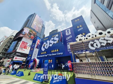 [현장] &ldquo;목이 쉬어도 좋다&rdquo;&hellip;함성 지르고 공 차며 즐기는 &lsquo;카스 월드컵 성지&rsquo;