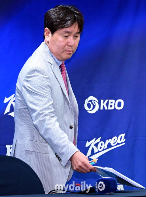 [MD포토] 2026 아시안게임 대표팀 기자회견에 등장하는 류지현 감독
